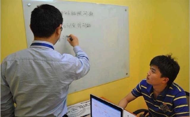 高中生一对一补课，是请中学教师好，还是北大清华的大一学生好？
